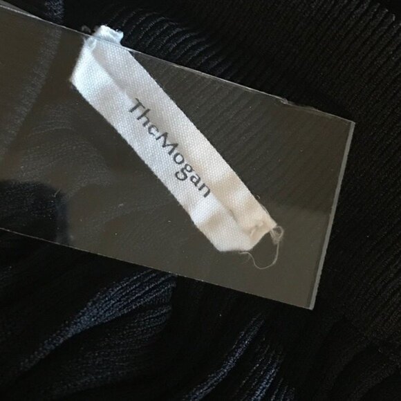 The Mogan Black Pleated Pull on Skirt - Picture 7 of 9